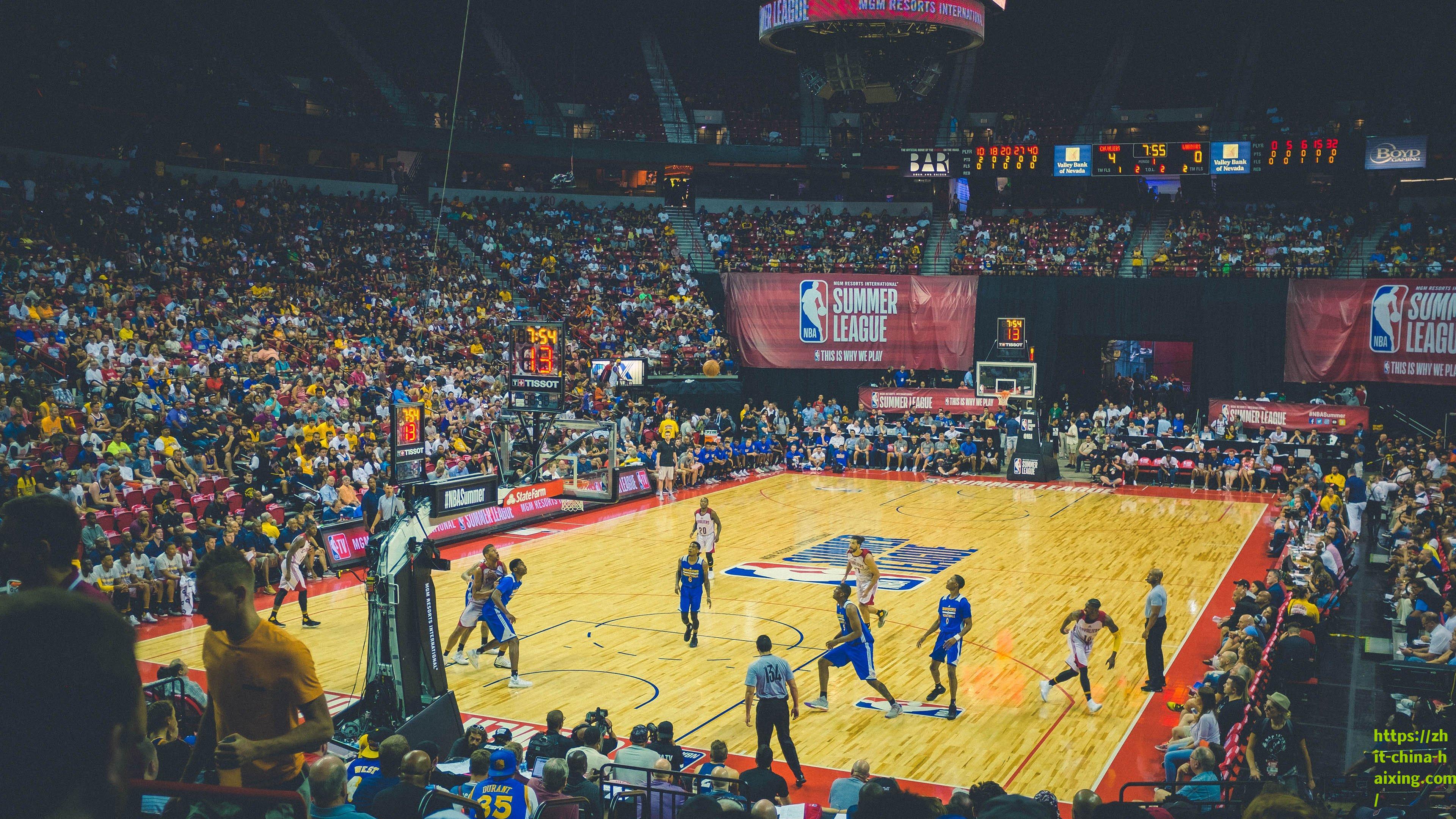 湖人球迷电台引爆话题，库兹马隔空喊话戴维斯速速归队，更衣室悬念升级！